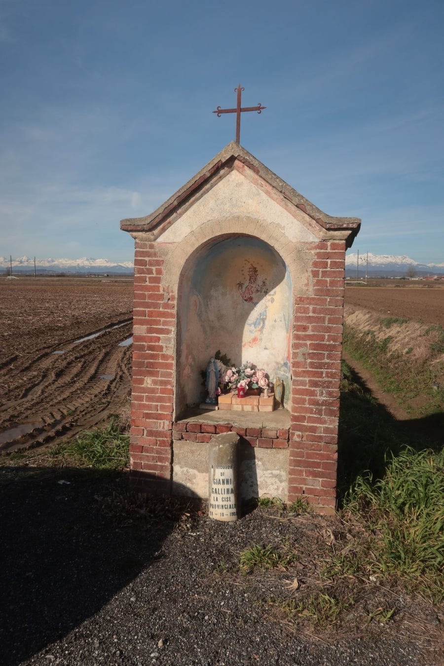 Edicola votiva della Madonna di Oropa — Un'edicola devozionale ai margini dei campi
