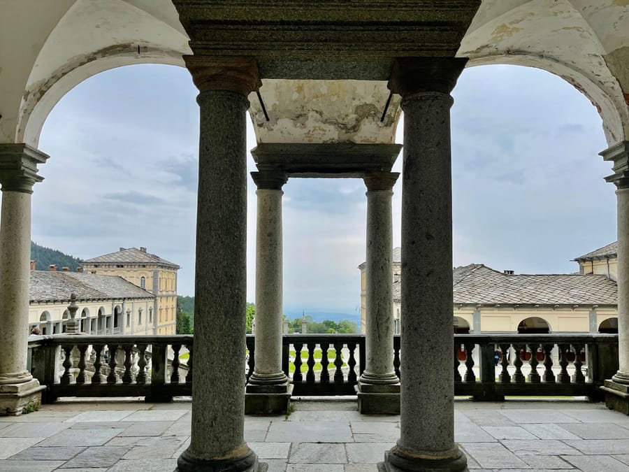 I portici del santuario — Le colonne di pietra che guardano la valle