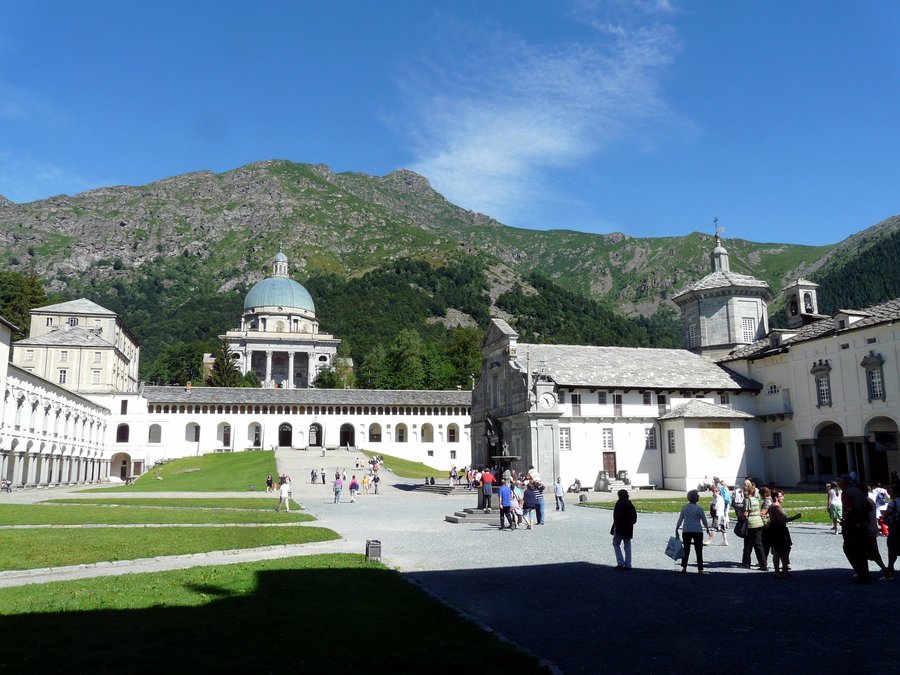 Il cortile di Oropa — Il grande piazzale chiuso dai portici