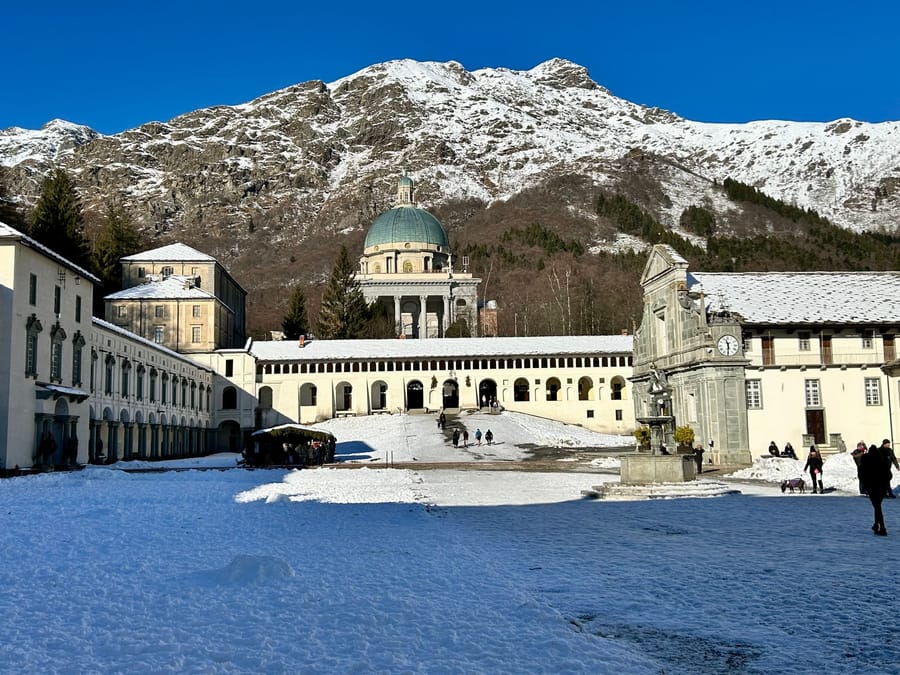 Il santuario di Oropa d'inverno — Il piazzale sotto la neve, a milleduecento metri