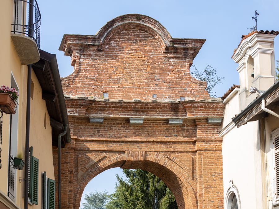 La porta della Torrazza — L'ingresso del borgo alto, dal 1780
