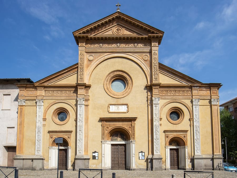 La basilica di San Sebastiano — La facciata rinascimentale rifatta nell'Ottocento