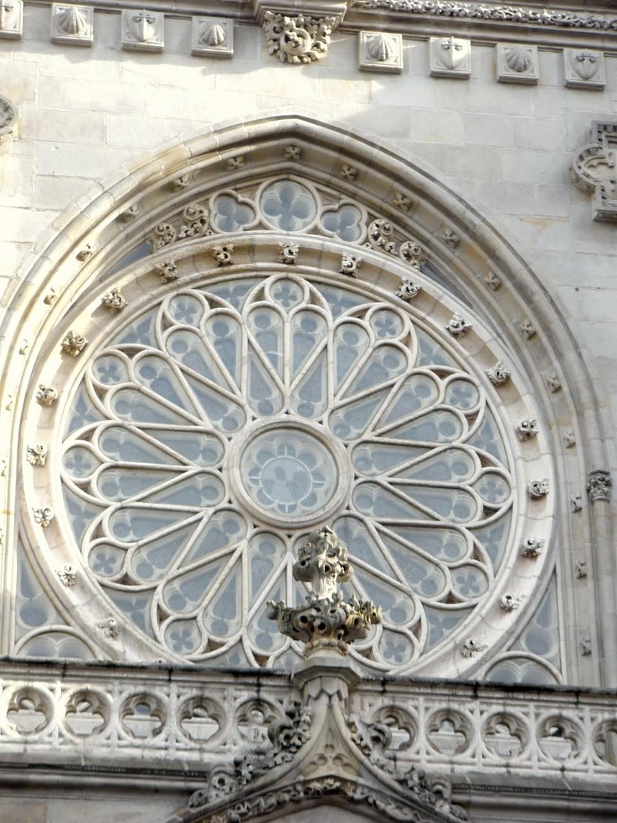 Catedral de Santiago — La chiesa gotica che ha dato il nome al vecchio quartiere
