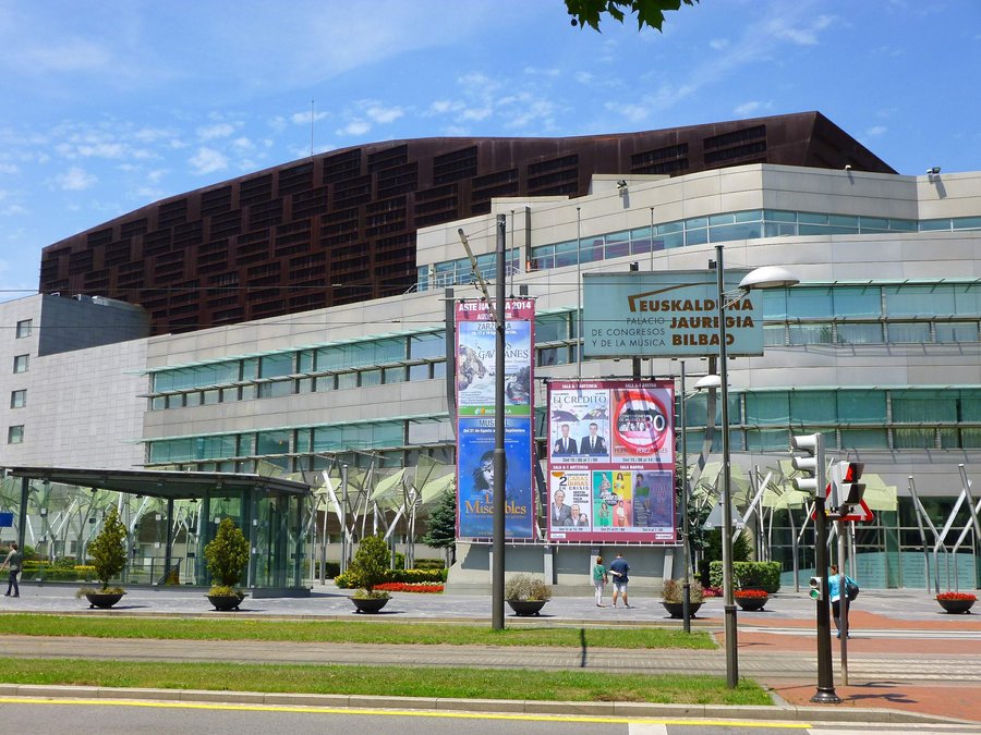 Palacio Euskalduna — Il palazzo dei congressi a forma di nave sull'antico cantiere navale