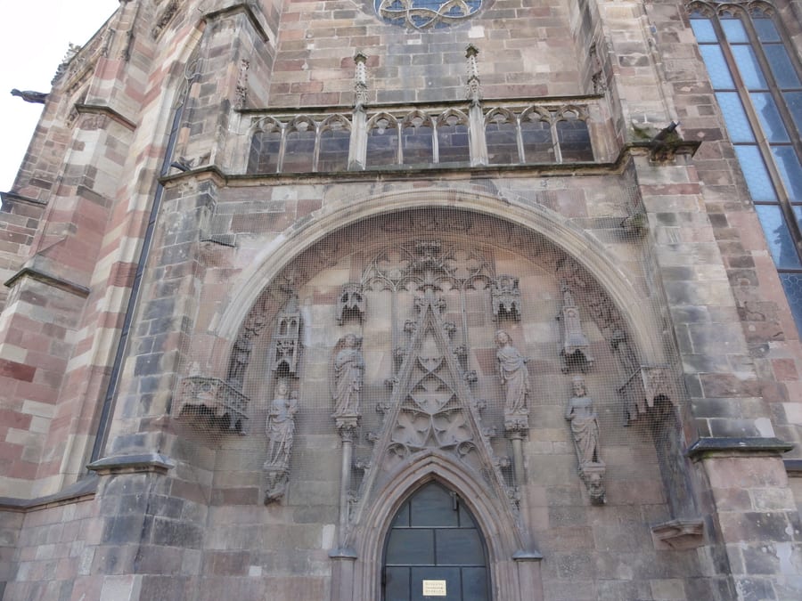 Il Duomo — Il portale gotico della cattedrale di Santa Maria Assunta, fra statue e guglie in arenaria