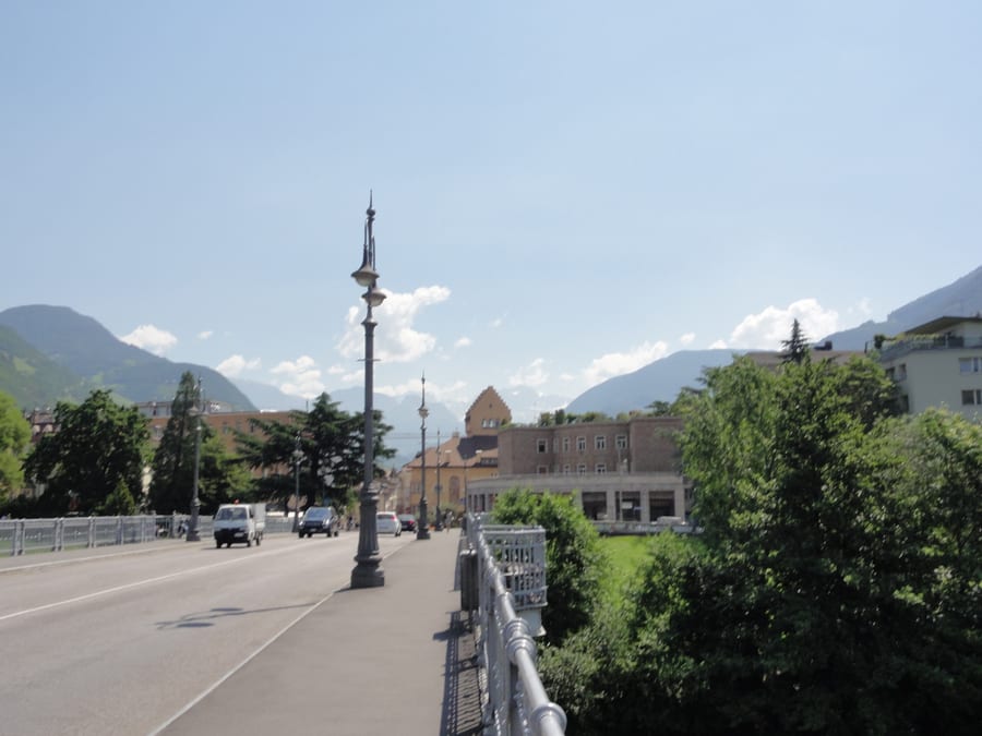 Il lungo Talvera — Il ponte sul Talvera, con le Dolomiti che si affacciano sopra i tetti della città