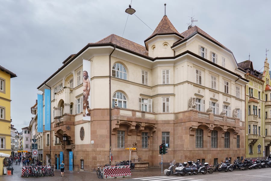 Il Museo Archeologico — La facciata del museo che custodisce Ötzi, l'uomo venuto dal ghiaccio