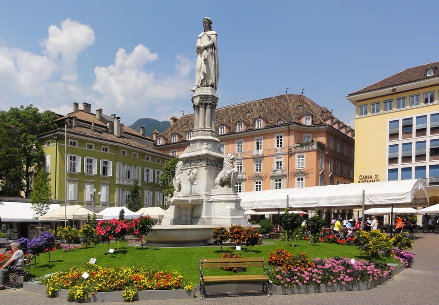 Piazza Walther — Il monumento al poeta Walther von der Vogelweide, fra aiuole fiorite e i caffè del salotto cittadino