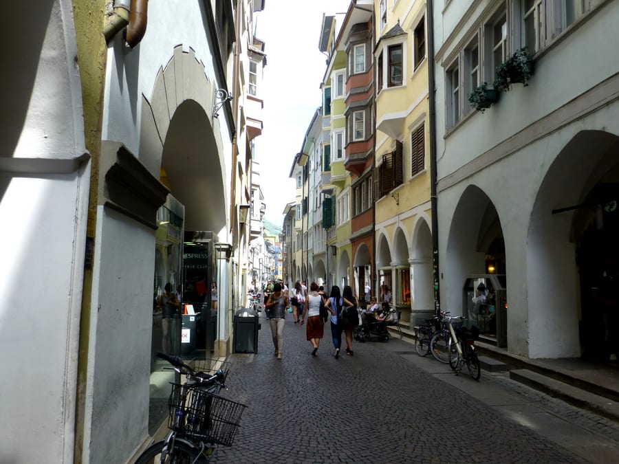 I Portici — Via dei Portici, con le sue arcate medievali e le vetrine affacciate sul selciato