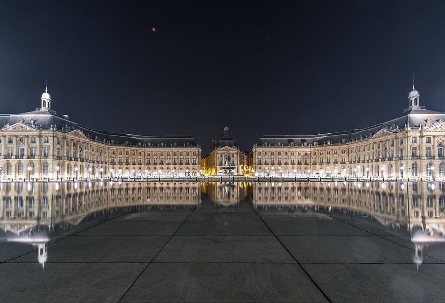 La Place de la Bourse e lo specchio d'acqua — Il riflesso della città sopra una lastra d'acqua sottile