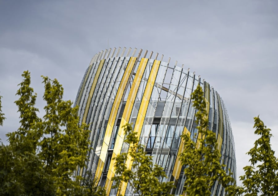 La Cité du Vin — Un edificio dalle forme sinuose dedicato al mondo del vino