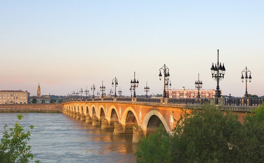 Il Pont de Pierre sulla Garonna — Diciassette arcate volute da Napoleone per attraversare il fiume