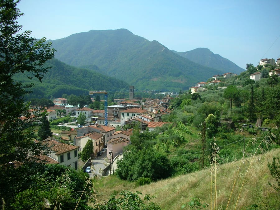 Il paese sulla Media Valle — Case di pietra fra il fiume e i castagni
