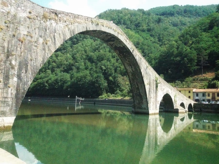 Il Ponte del Diavolo — L'arco impossibile che scavalca il Serchio