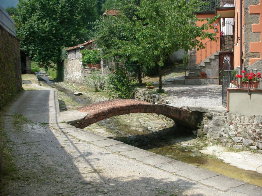 Il ponticello sul rio — Un arco di pietra in mezzo alle case