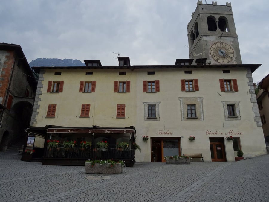 La Torre Civica — Il campanile che segna il centro storico di Bormio