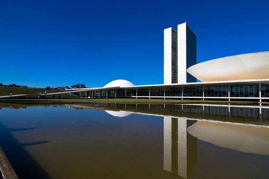 Il Congresso Nazionale — La cupola e il piatto di Oscar Niemeyer
