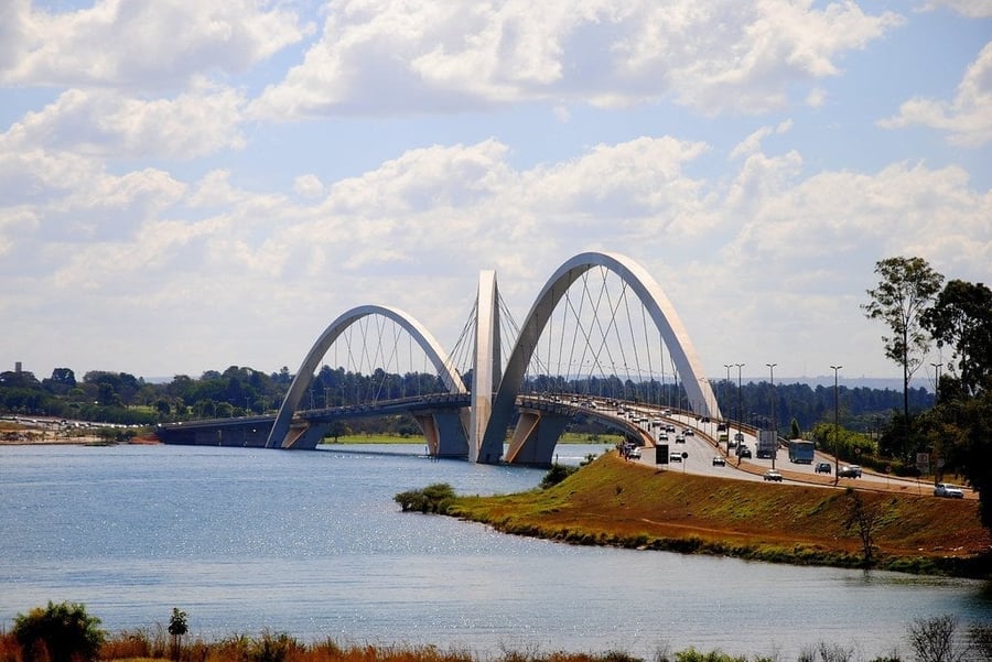 La Ponte JK — Tre archi d'acciaio che si incrociano sul lago