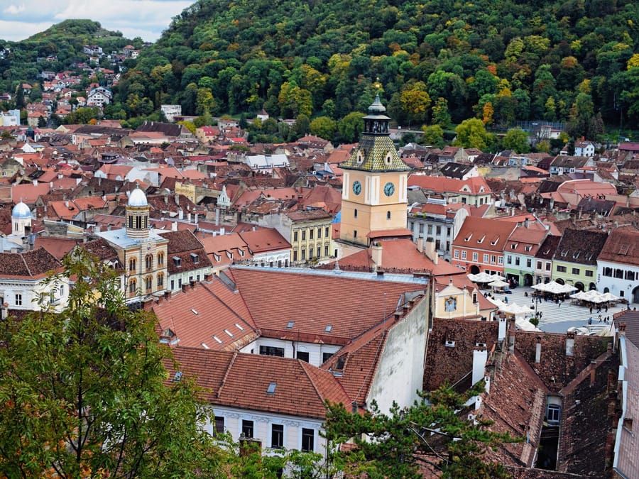 La città vecchia — Tetti rossi stretti fra i boschi