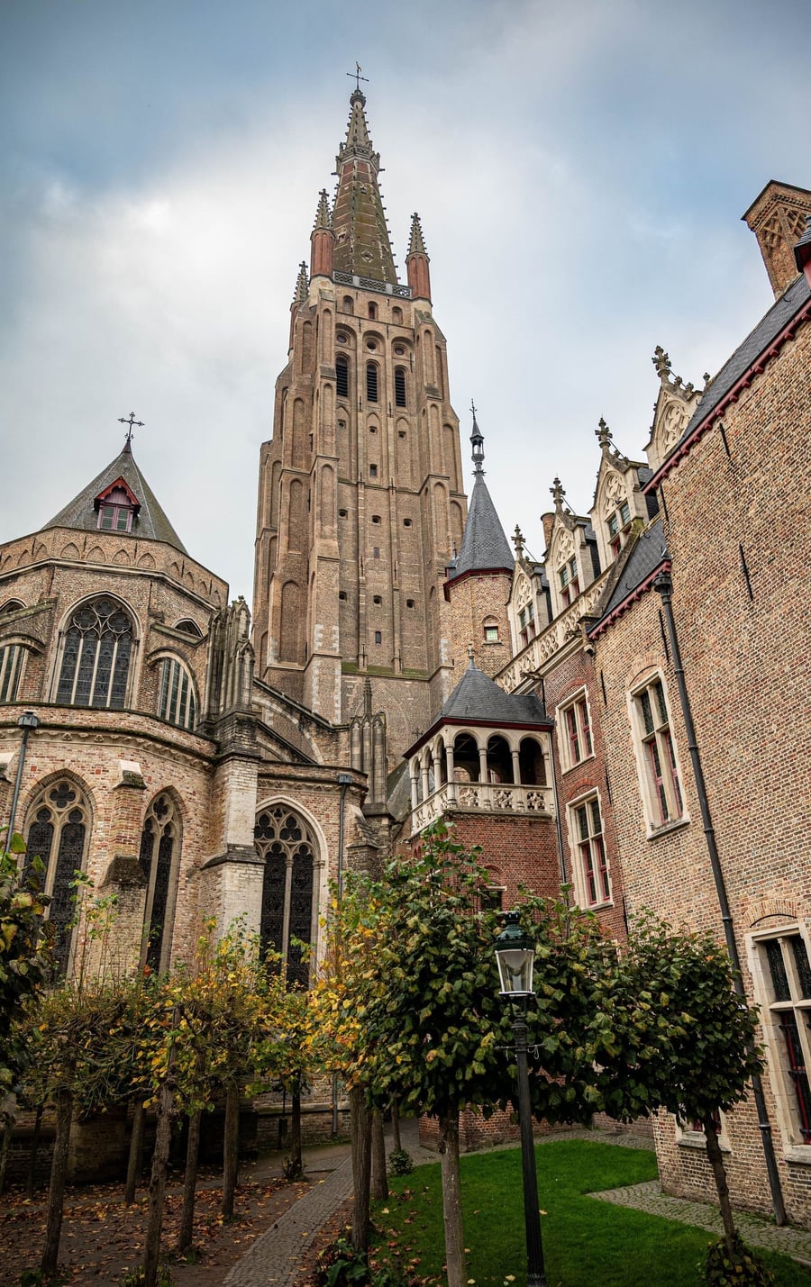 Chiesa di Nostra Signora — Il campanile in mattoni più alto del Belgio