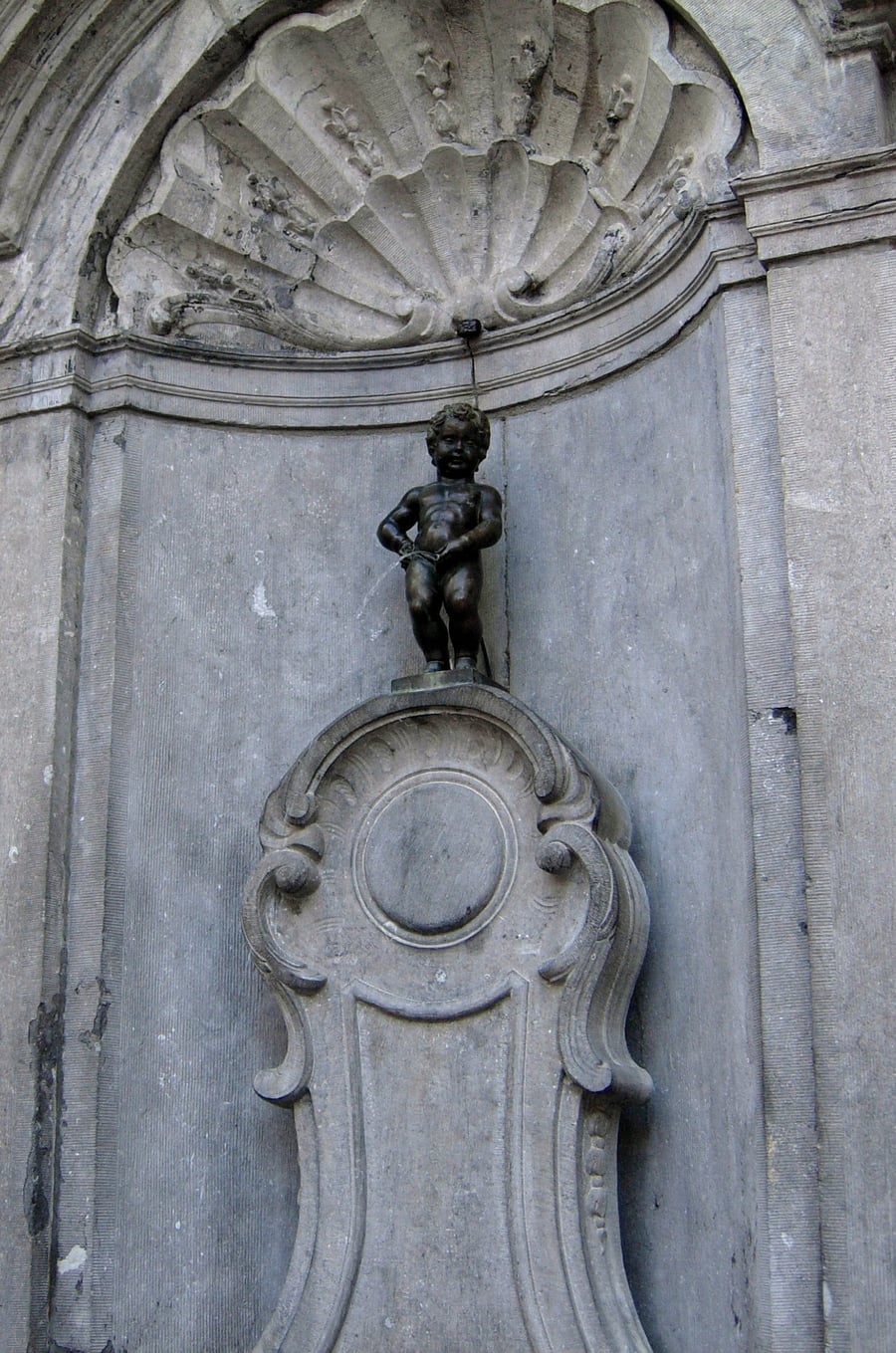 Manneken Pis — Il piccolo bronzo che fa sorridere Bruxelles da quattro secoli