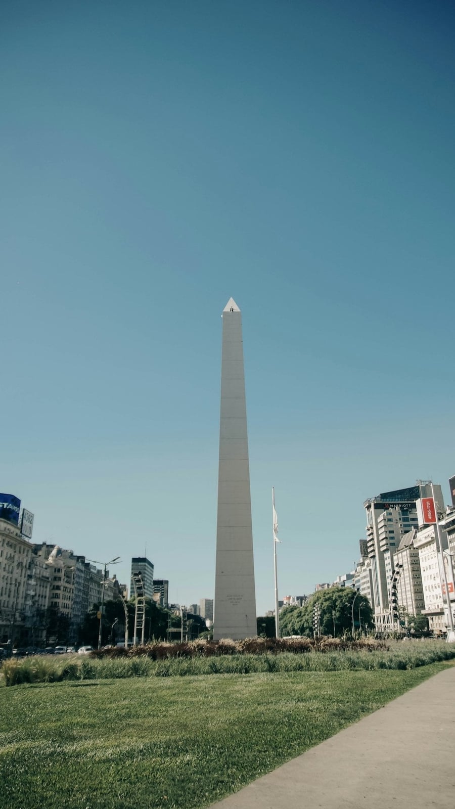 Obelisco di Buenos Aires — L'ago bianco che segna il centro della città sull'Avenida 9 de Julio