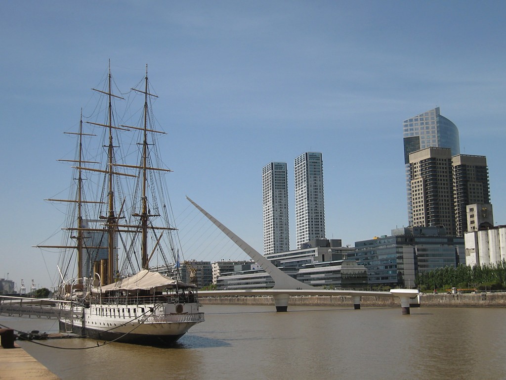 Puente de la Mujer — Il ponte bianco che disegna un tango sospeso su Puerto Madero