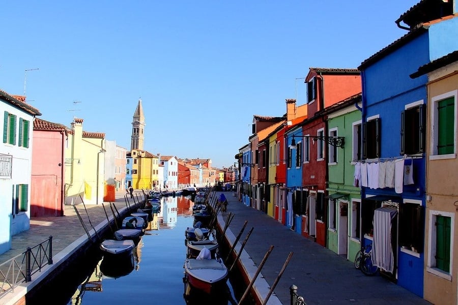 Il canale delle case colorate — Barche ormeggiate tra facciate rosa, blu e gialle