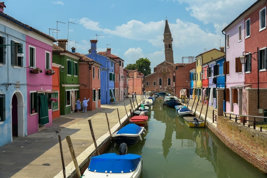 Il campanile di San Martino — La torre pendente che svetta sulle case basse dell'isola