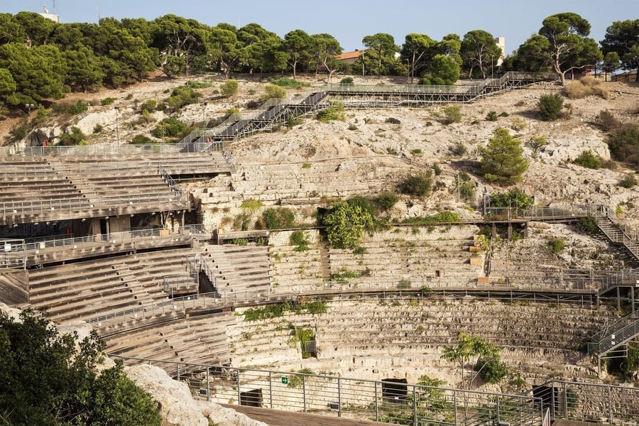 Anfiteatro Romano — L'arena scavata nella roccia