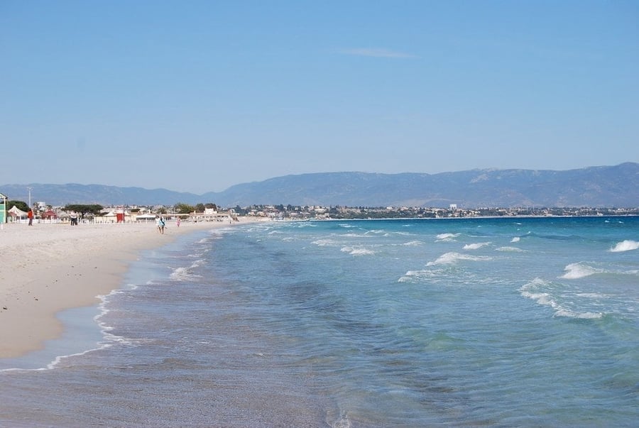 Spiaggia del Poetto — Otto chilometri di sabbia bianca