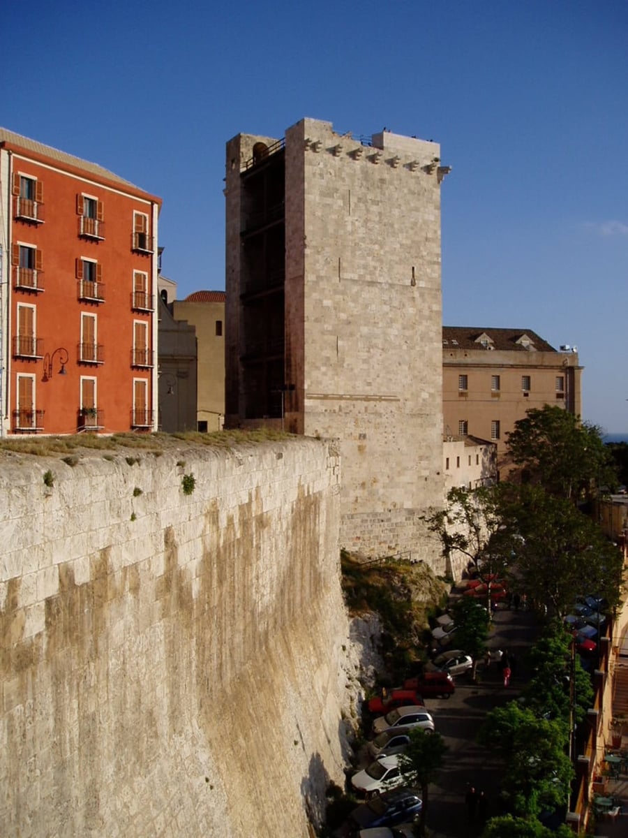 Torre dell'Elefante — La torre simbolo della città vecchia