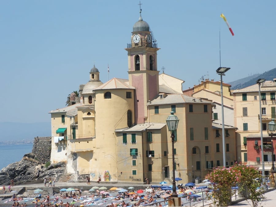 La basilica di Santa Maria Assunta — Il campanile che domina il fronte del porto