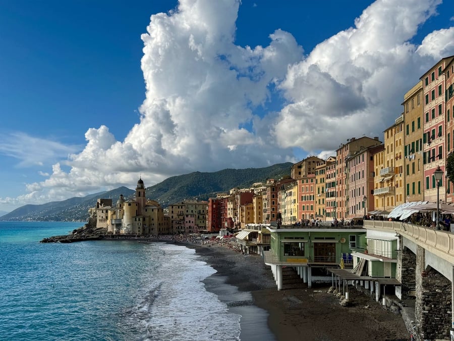 Il borgo colorato di Camogli — Le case a picco sul mare del Golfo Paradiso