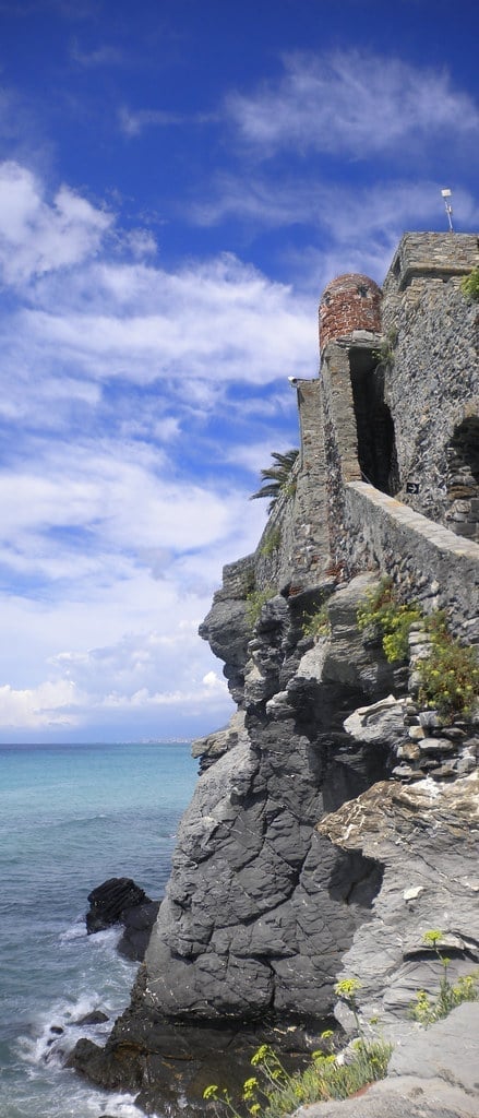 Il castello della Dragonara — La fortezza medievale a strapiombo sugli scogli