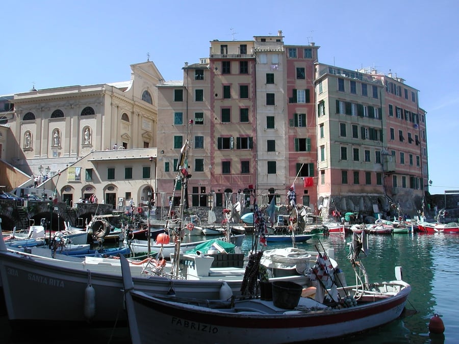 Il porticciolo di Camogli — Le barche dei pescatori ai piedi del centro storico