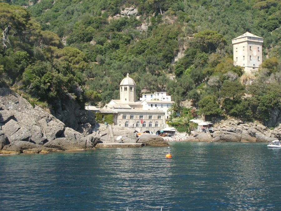 L'abbazia di San Fruttuoso — Il monastero raggiungibile solo dal mare o a piedi