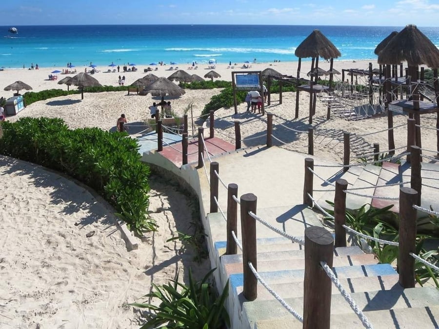 Playa Delfines — L'unica spiaggia pubblica con vista libera sulla Zona Hotelera