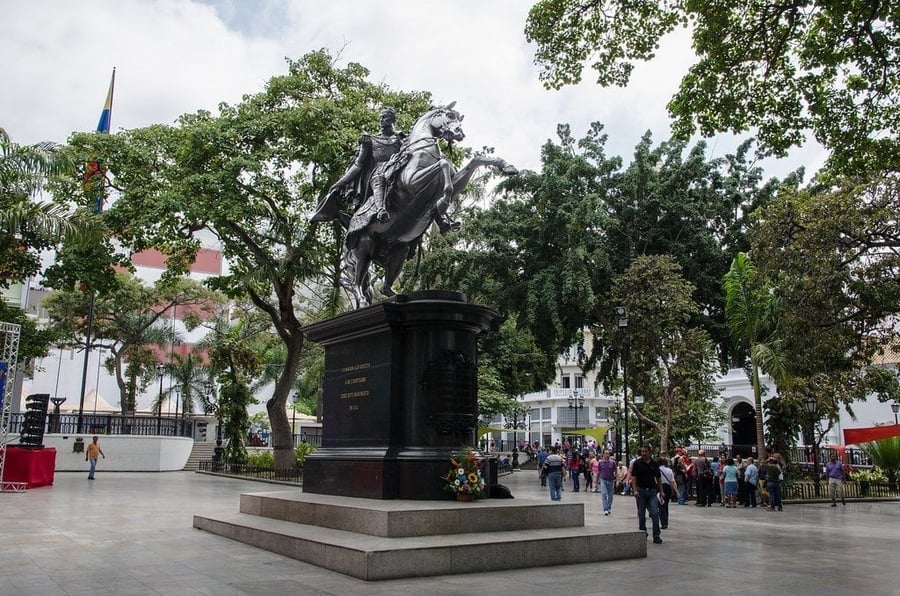 Plaza Bolívar — La statua equestre nel cuore della città