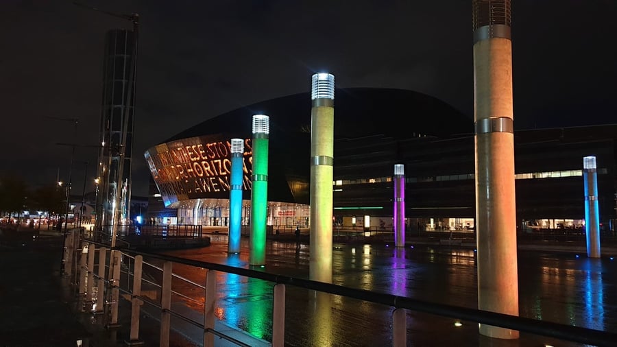 Il Wales Millennium Centre di notte — Due scritte poetiche illuminate sulla facciata di rame