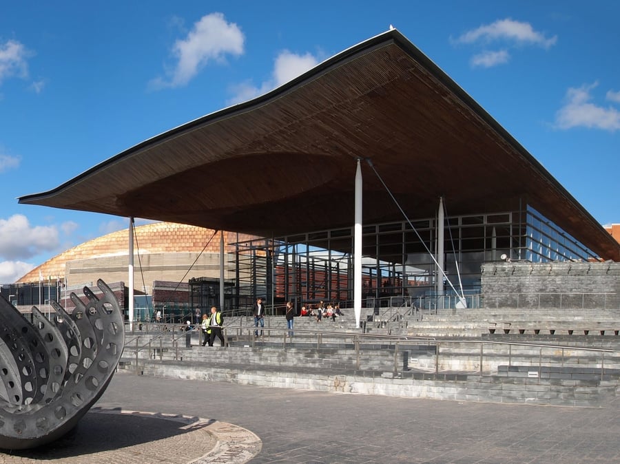 Il Senedd — Il tetto ondulato del parlamento gallese affacciato sulla baia