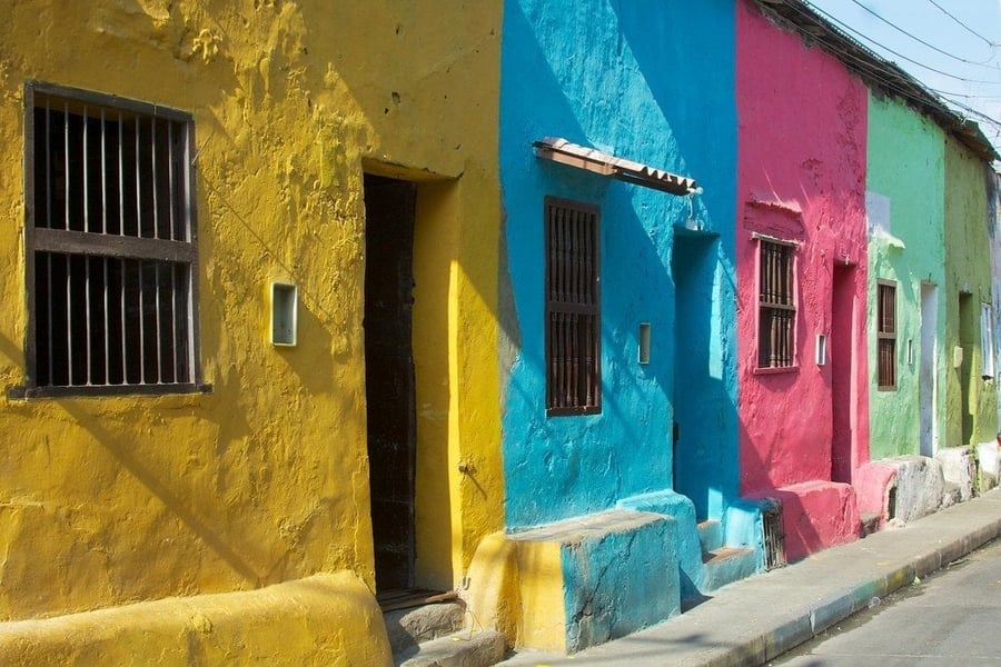 Le case di Getsemaní — Facciate coloniali colorate nel quartiere popolare fuori dalle mura