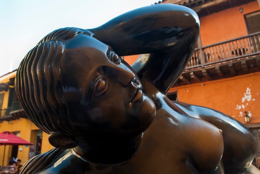 Plaza Santo Domingo — La piazza barocca dove riposa la scultura più abbracciata di Cartagena