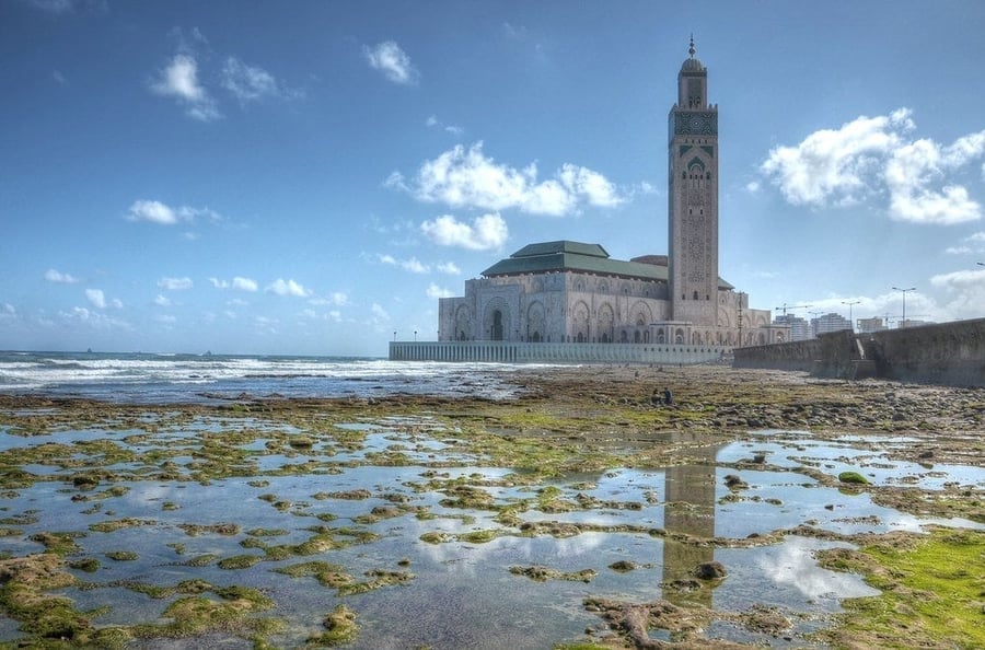 La Moschea Hassan II — Fu il minareto più alto del mondo, affacciato sull'oceano Atlantico