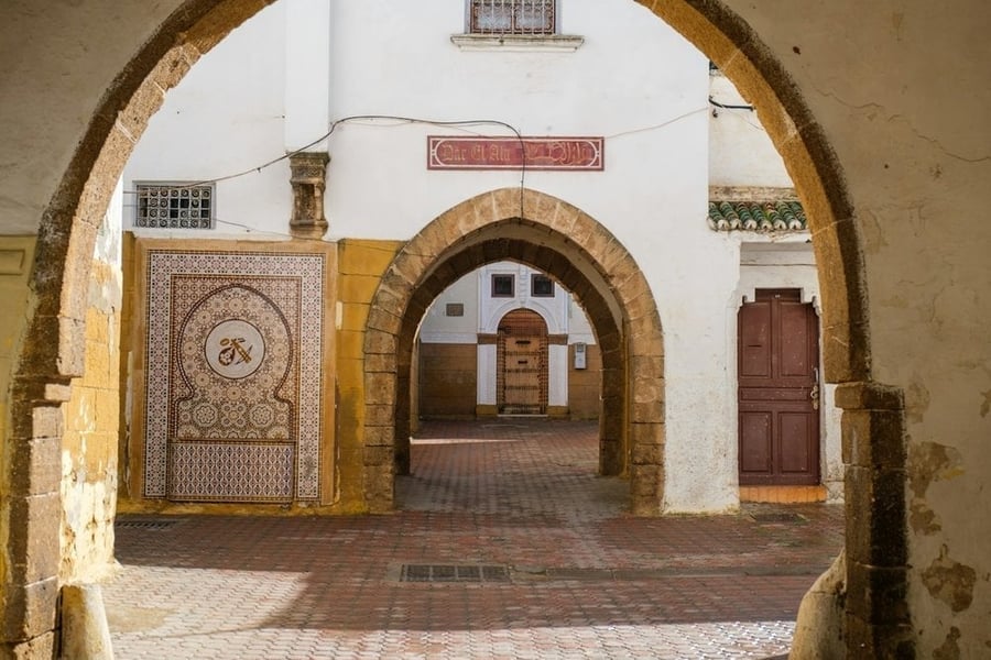 L'antica Medina — Vicoli bianchi tra il porto storico e il centro moderno