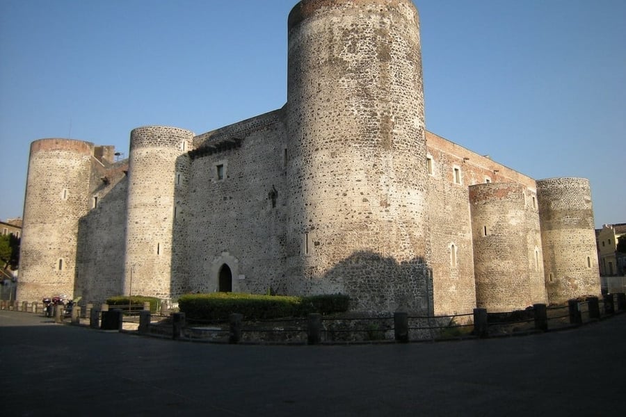 Castello Ursino — La fortezza normanna in pietra lavica scura
