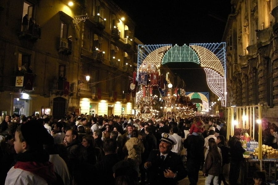La festa di Sant'Agata — La folla che accompagna il fercolo della patrona per le vie illuminate
