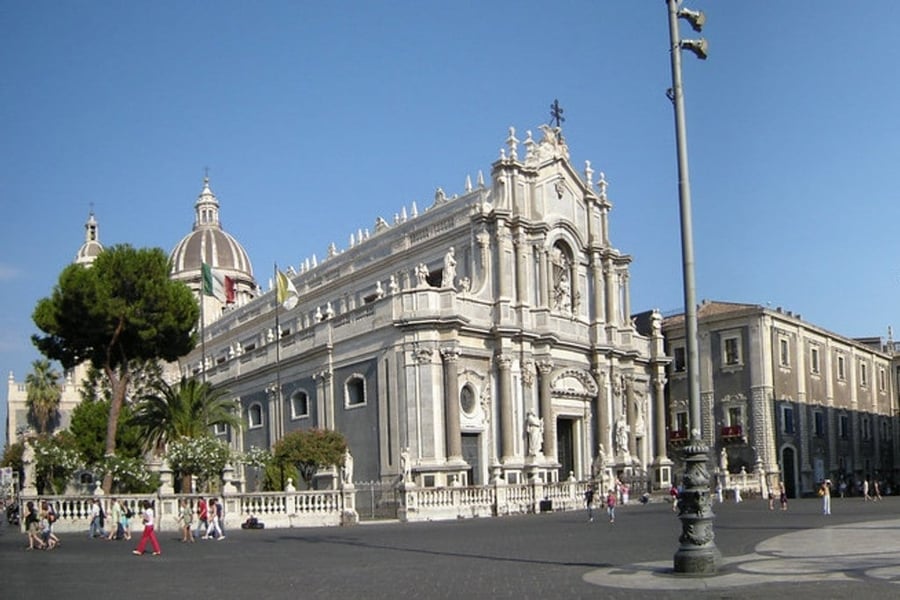 Piazza Duomo — La cattedrale barocca e la fontana dell'elefante