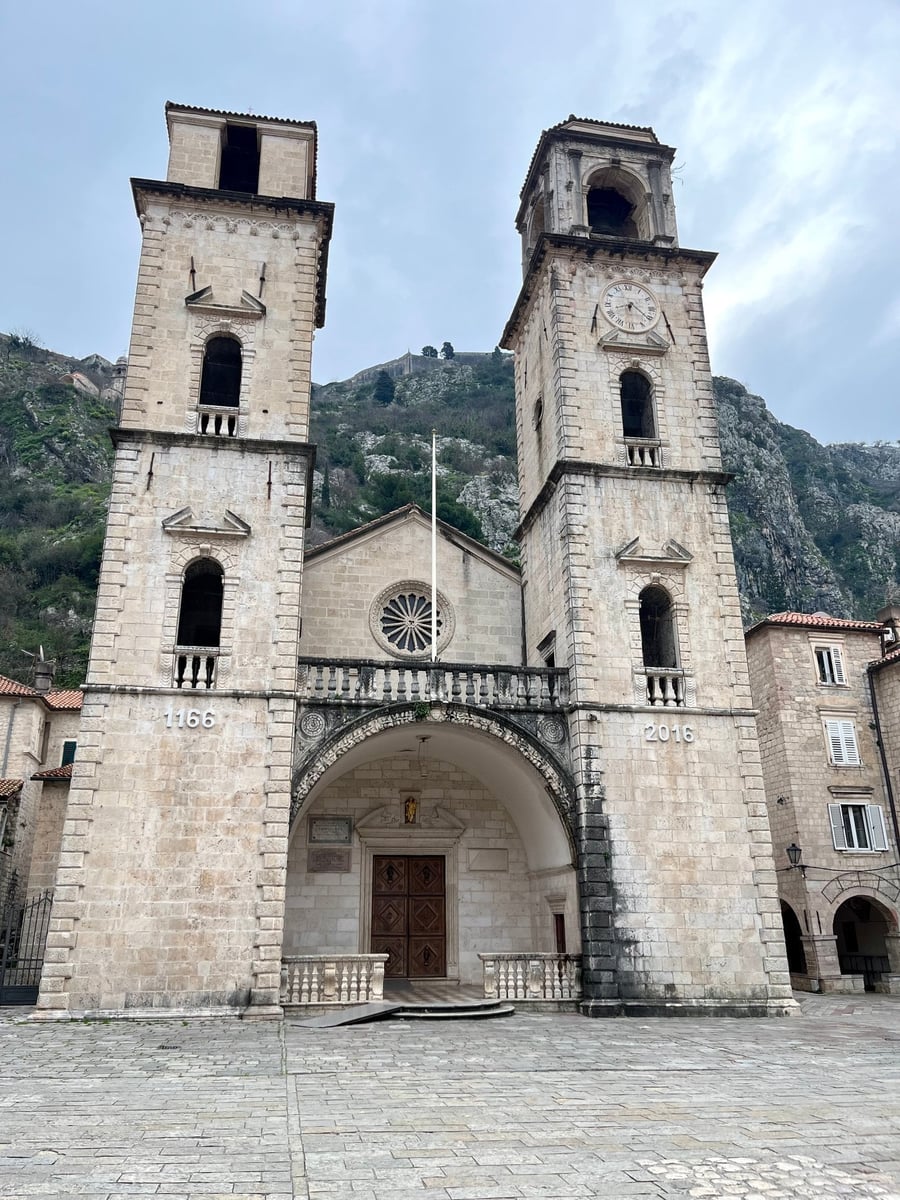 La Cattedrale di San Trifone — Le due torri campanarie asimmetriche del centro storico