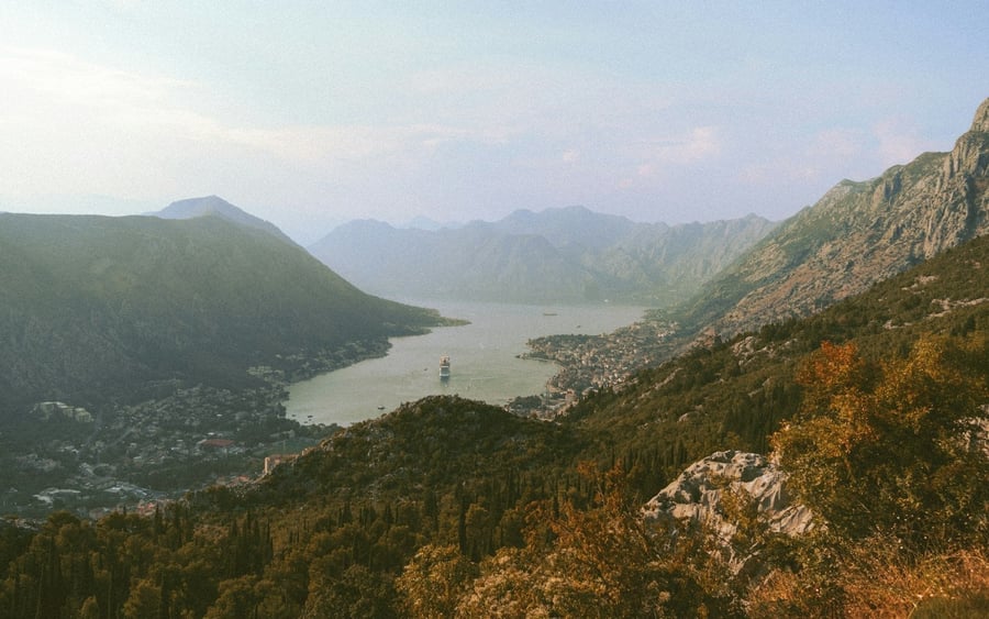 Il panorama dalla salita verso il Lovćen — La baia vista dall'alto lungo l'antica via per il monte